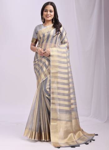 Looking These Fastive And Party Wear Saree in Fine Colored.These Saree And Blouse is Fabricated On Organza.Its Beautified With Weavon Patta Designer.