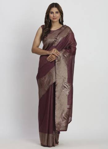 Looking These Fastive And Party Wear Saree in Fine Colored.These Saree And Blouse is Fabricated On Linen Cotton.Its Beautified With Weavon Galla Border Pallu Designer.