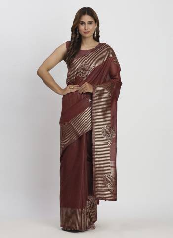 Looking These Fastive And Party Wear Saree in Fine Colored.These Saree And Blouse is Fabricated On Linen Cotton.Its Beautified With Weavon Galla Border Pallu Designer.