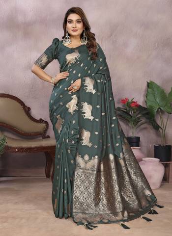 Garb These Festive Wear Saree in Fine Colored.These Saree And Blouse is Fabricated On Banarasi Silk.Its Beautified With Weaving Jacquard Designer.