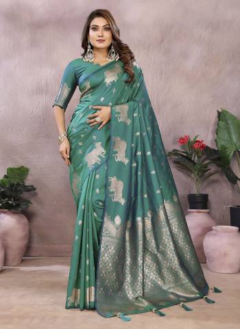 Garb These Festive Wear Saree in Fine Colored.These Saree And Blouse is Fabricated On Banarasi Silk.Its Beautified With Weaving Jacquard Designer.