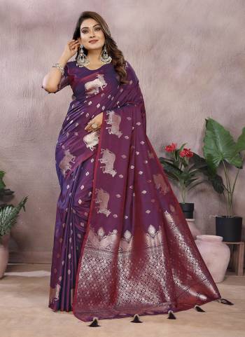 Garb These Festive Wear Saree in Fine Colored.These Saree And Blouse is Fabricated On Banarasi Silk.Its Beautified With Weaving Jacquard Designer.