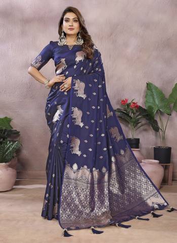 Garb These Festive Wear Saree in Fine Colored.These Saree And Blouse is Fabricated On Banarasi Silk.Its Beautified With Weaving Jacquard Designer.