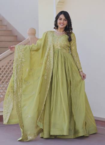 Looking These Beautiful Party Wear Readymade Long Gown With Dupatta.These Gown Are Gold Crush And Dupatta is Fabricated On Gold Crush.Its Beautified With Designer Multy Thread,Sequance Embroidery Work.