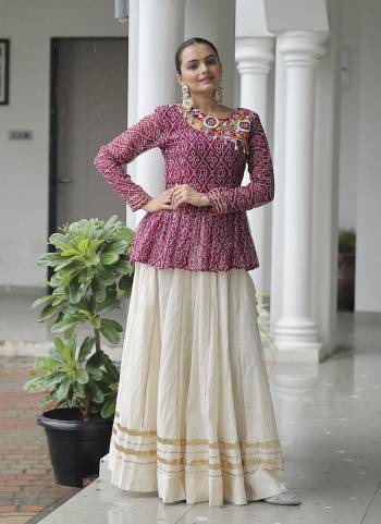 Looking These Navratri special Lehenga Choli in Fine Colored. These Lehenga Are Kora Cotton And Blouse Are Fabricated On Georgette Fabriced. It is Beautified With Designer Bandhani Printed With Traditional Kutchi Patch Work.