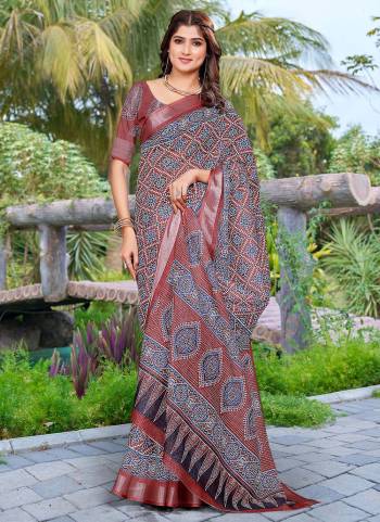Garb These Fastive Saree in Fine Colored.These Saree Are Linen Cotton And Blouse is Fabricated On Linen Cotton Pair.Its Beautified With Wevon Jari Border With Designer Digital Printed.