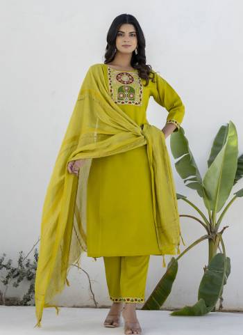Attractive These Beautiful Readymade Suits With Dupatta.These Suit is Fabricated On Top Are Cotton Blend And Bottom Are Cotton Blend And Chanderi Dupatta .Its Beautified With Designer Embroidery Work.