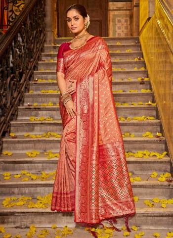 Garb These Fastive And Party Wear Saree in Fine Colored.These Saree And Blouse is Fabricated On Banarasi Silk.Its Beautified With Woven Jacquard Jari Designer.