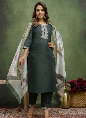 Looking These Beautiful Readymade Suits With Dupatta.These Suit is Fabricated On Top Are Cotton Blend And Bottom Are Cotton Blend And Organza Dupatta .Its Beautified With Designer Embroidery Work With Woven Dupatta.