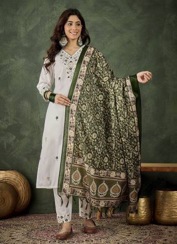 Looking These Beautiful Readymade Suits With Dupatta.These Suit is Fabricated On Top Are Cotton Blend And Bottom Are Cotton Blend And Organza Dupatta .Its Beautified With Designer Embroidery Work With Printed Dupatta.