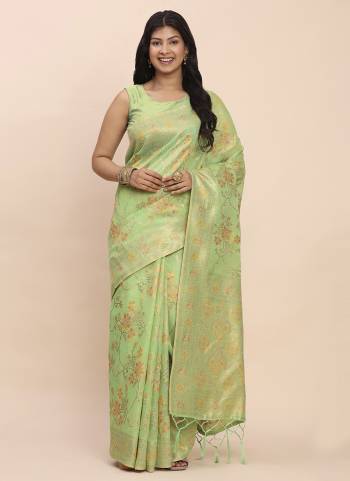 Garb These Fastive And Party Wear Saree in Fine Colored.These Saree And Blouse is Fabricated On Linen Cotton.Its Beautified With Heavy Woven Jacquard Designer.