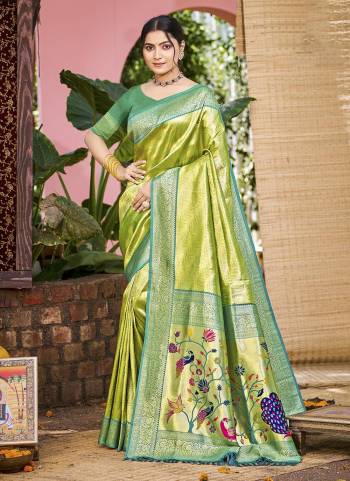 Garb These Fastive And Party Wear Saree in Fine Colored.These Saree And Blouse is Fabricated On Kanjivaram Silk.Its Beautified With Woven Jacquard Designer.