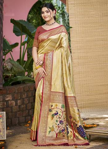 Garb These Fastive And Party Wear Saree in Fine Colored.These Saree And Blouse is Fabricated On Kanjivaram Silk.Its Beautified With Woven Jacquard Designer.