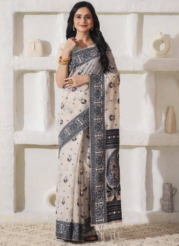 Looking These Fastive And Party Wear Saree in Fine Colored.These Saree And Blouse is Fabricated On Linen Cotton.Its Beautified With Woven Thread Designer.