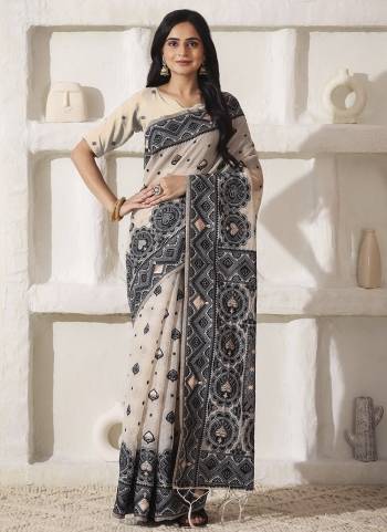 Looking These Fastive And Party Wear Saree in Fine Colored.These Saree And Blouse is Fabricated On Linen Cotton.Its Beautified With Woven Thread Designer.