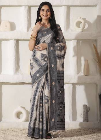 Looking These Fastive And Party Wear Saree in Fine Colored.These Saree And Blouse is Fabricated On Linen Cotton.Its Beautified With Woven Thread Designer.