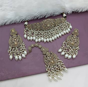 Attrective These Beautifil Colored Chiker Set Necklace.These Choker Set is Come Alloy Material And Beautified With Kundan Stone Work.
