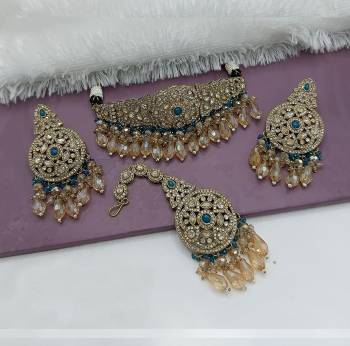 Attrective These Beautifil Colored Chiker Set Necklace.These Choker Set is Come Alloy Material And Beautified With Kundan Stone Work.