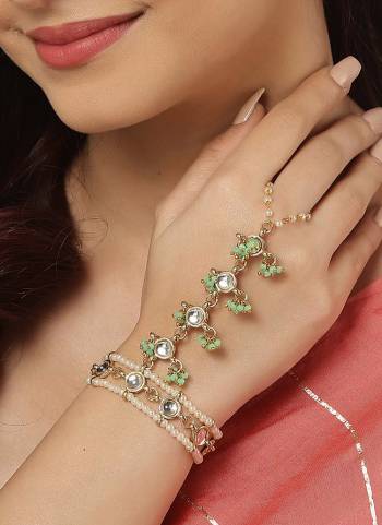 Attrective These Beautifil Colored Hathphool.These Hathphool is Come Brass Material And Beautified With Pearl Beaded Kundan Stone Work.