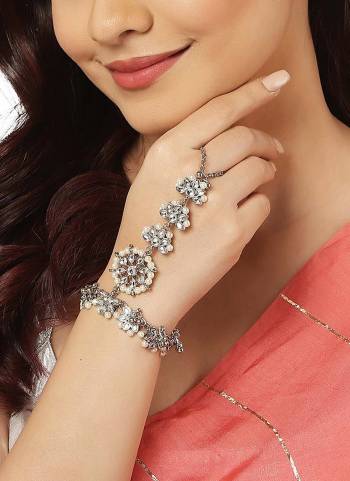 Attrective These Beautifil Colored Hathphool.These Hathphool is Come Brass Material And Beautified With Kundan Oxidised Silver Plated Work.