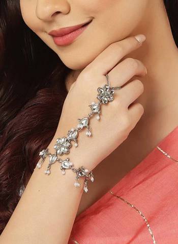 Attrective These Beautifil Colored Hathphool.These Hathphool is Come Brass Material And Beautified With Kundan Oxidised Work.