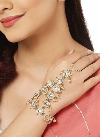 Attrective These Beautifil Colored Hathphool.These Hathphool is Come Brass Material And Beautified With Kundan Gold Plated Work.