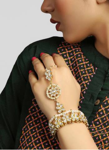 Attrective These Beautifil Colored Hathphool.These Hathphool is Come Brass Material And Beautified With Traditional Gold Plated Kundan Work.