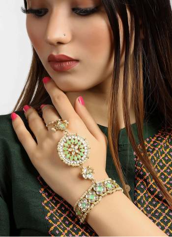 Attrective These Beautifil Colored Hathphool.These Hathphool is Come Brass Material And Beautified With Meena,Kundan Stone Work.