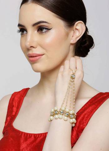 Attrective These Beautifil Colored Hathphool.These Hathphool is Come Brass Material And Beautified With Gold Plated Kundan Pearl Chain Work.