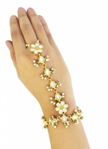 Attrective These Beautifil Colored Hathphool.These Hathphool is Come Brass Material And Beautified With Kundan Pearl Chain Work.