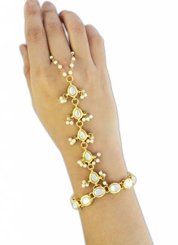 Attrective These Beautifil Colored Hathphool.These Hathphool is Come Brass Material And Beautified With Kundan Pearl Chain Work.