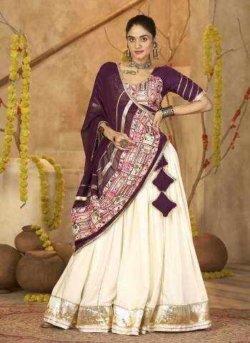 Looking These Navratri Wear Lehenga Choli in Fine Colored.These Lehenga Are Crepe Choli Are Crepe And Dupatta Are Fabricated On Georgette Pair.Its Beautified With Designer Embroidery Work.