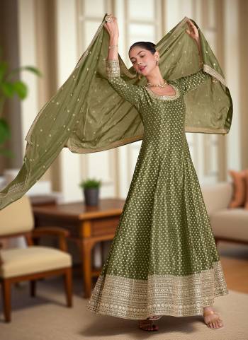 Attractive These Party Wear Designer Anarkali Suit in Fine Colored Pair With Dupatta.These Top Are Viscose Banaras Shimmer Fabricated Pair With Vichitra Silk Dupatta.Its Beautified With Wevon Jacquard Designer With Embroidery And Khatli Hand Work.