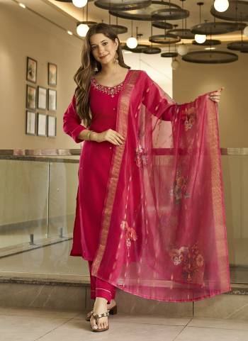 Garb These Suit in Fine Colored Pair With Bottom And Dupatta.These Top And Bottom Are Fabricated On Viscose Pair With Organza Dupatta.Its Beautified With Designer Embroidery Work,Printed Dupatta.