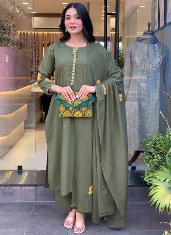 Garb These Suit in Fine Colored Pair With Bottom And Dupatta.These Top And Bottom Are Fabricated On Chanderi Pair With Chanderi Dupatta.Its Beautified With Designer Embroidery Work.