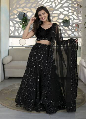 For A Designer Look,Grab These Lehenga Choli in Fine Colored.These Lehenga Are Organza Net And Blouse Are Fabricated On Velvet Pair With Dupatta Are Soft Net.Its Beautified With Designer Thread,Sequance Embroidery Work.