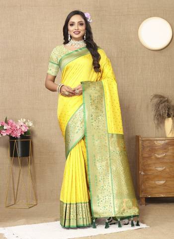 Garb These Party Wear Saree in Fine Colored.These Saree And Blouse is Fabricated On Soft Silk.Its Beautified With Weaving Jacquard Designer.
