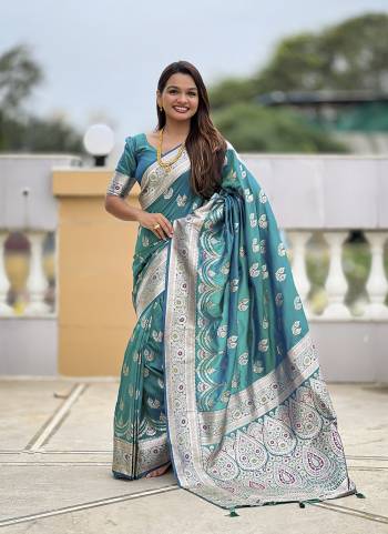 Attrective These Party Wear Saree in Fine Colored.These Saree And Blouse is Fabricated On Soft Banarasi Silk.Its Beautified With Weaving Jacquard Designer.