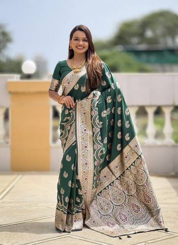 Attrective These Party Wear Saree in Fine Colored.These Saree And Blouse is Fabricated On Soft Banarasi Silk.Its Beautified With Weaving Jacquard Designer.