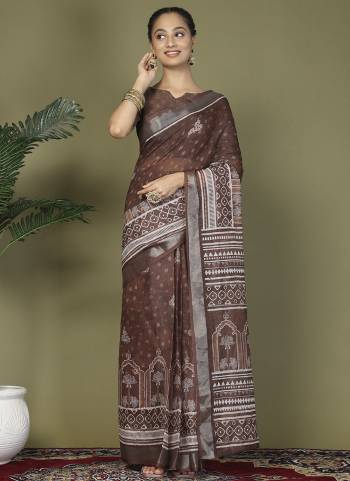 Looking These Fastive And Party Ready To Wear Saree in Fine Colored.These Saree And Blouse is Fabricated On Cotton.Its Beautified With Woven Jari Border Designer With Digital Printed.