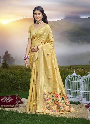 Attractive These Fastive And Party Wear Saree in Fine Colored.These Saree And Blouse is Fabricated On Assam Silk.Its Beautified With Wevon Meenakari Designer.