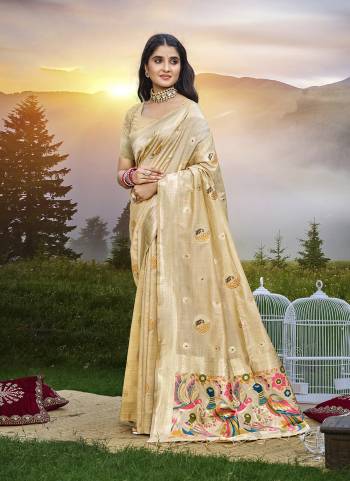 Attractive These Fastive And Party Wear Saree in Fine Colored.These Saree And Blouse is Fabricated On Assam Silk.Its Beautified With Wevon Meenakari Designer.