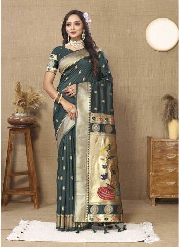 Looking These Party Wear Saree in Fine Colored.These Saree Are Paithani Silk And Blouse is Fabricated On Paithani Silk.Its Beautified With Weaving Jacquard Meenakari Designer.