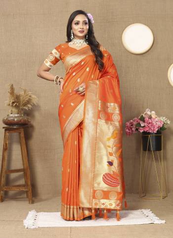 Looking These Party Wear Saree in Fine Colored.These Saree Are Paithani Silk And Blouse is Fabricated On Paithani Silk.Its Beautified With Weaving Jacquard Meenakari Designer.