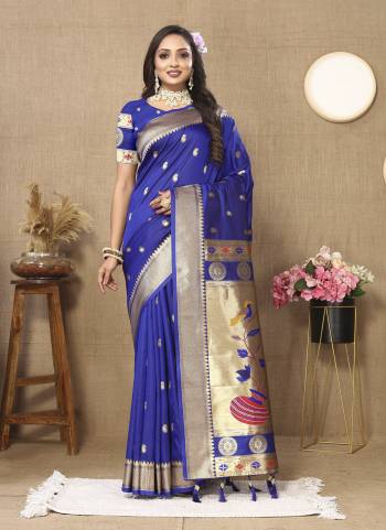 Looking These Party Wear Saree in Fine Colored.These Saree Are Paithani Silk And Blouse is Fabricated On Paithani Silk.Its Beautified With Weaving Jacquard Meenakari Designer.