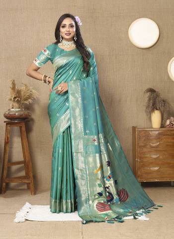 Looking These Party Wear Saree in Fine Colored.These Saree Are Paithani Silk And Blouse is Fabricated On Paithani Silk.Its Beautified With Weaving Jacquard Meenakari Designer.