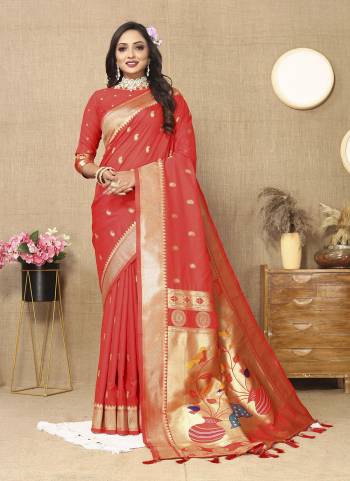 Looking These Party Wear Saree in Fine Colored.These Saree Are Paithani Silk And Blouse is Fabricated On Paithani Silk.Its Beautified With Weaving Jacquard Meenakari Designer.