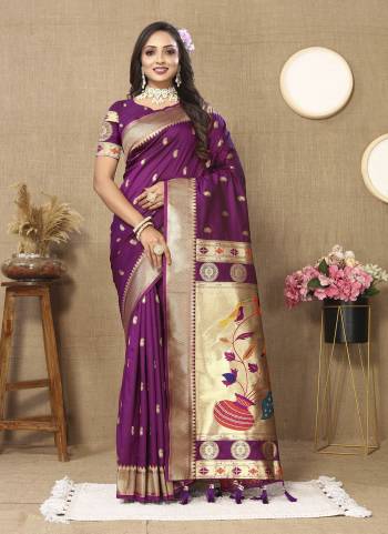 Looking These Party Wear Saree in Fine Colored.These Saree Are Paithani Silk And Blouse is Fabricated On Paithani Silk.Its Beautified With Weaving Jacquard Meenakari Designer.