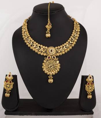 This Wedding Season Attract All The Limelight Wearing This Pretty Necklace Set With Your Lehenga Choli. This Necklace Gives a Heavy Look But It Is Light In Weight Which Can Be Wore Throughout The Gala With Ease And Comfort.