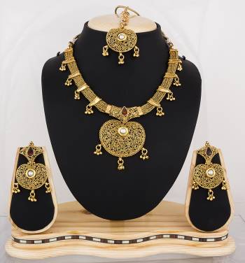 New And Unique Patterned Necklace Set Is Here Which Will Definitely Earn You Lots Of Compliments From Onlookers. This Can Be Paired With Any Colored Traditonal Attire. 